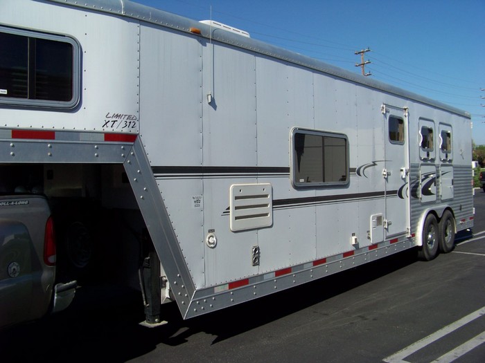 Exiss 3-Horse Trailer with LQ