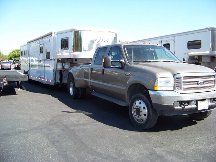 Exiss 3-Horse Trailer with LQ