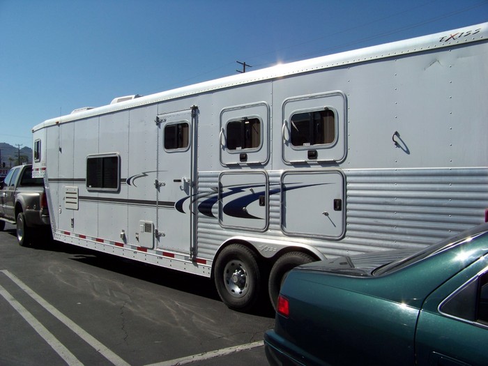 Exiss 3-Horse Trailer with LQ
